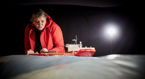 Dans « Esquif » d’Anaïs Allais Benbouali raconte avec poésie et limpidité l’urgence de l’exil et ses terribles conséquences - Critique sortie Théâtre Paris La Colline – Théâtre National