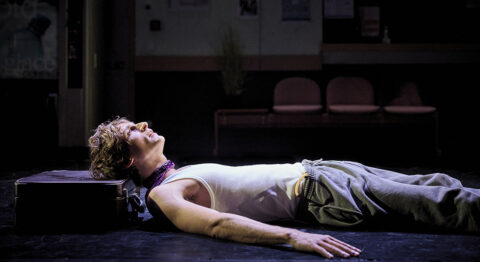 « La prochaine fois que tu mordras la poussière » : une adaptation bouleversante du best-seller de Panayotis Pascot par son frère Paul - Critique sortie Théâtre Paris Théâtre du Petit Saint-Martin