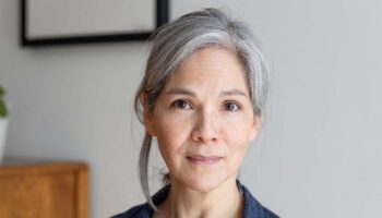 Marie-Christine Lê-Huu, lauréate du Grand Prix de littérature dramatique jeunesse 2024 avec « Oiseau [Guide de survie] » - Critique sortie  Paris