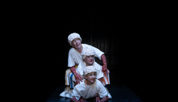 Jacques Rebotier crée « Six pieds sous ciel – chœur », un voyage tout en rythmes et échos qui résonnent bien - Critique sortie Théâtre Paris La Colline – Théâtre National