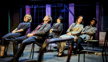 Igor Mendjisky adapte la Trilogie new-yorkaise de Paul Auster avec un redoutable talent et réunit une troupe de brillants comédiens au service d’un polar - Critique sortie Théâtre Paris Théâtre de la Ville Les Abbesses