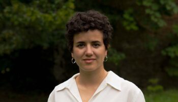 « Nous étions la forêt », Agathe Charnet mêle réflexions écologiques, dimension humoristique et scènes chantées - Critique sortie Théâtre Paris Théâtre ouvert