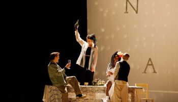 « D’autres familles que la mienne », d’Estelle Savasta, expose les hauts et les bas de trajectoires de vie - Critique sortie Théâtre Toulouse Théâtre national de Toulouse
