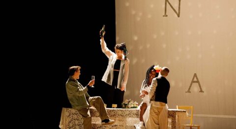 « D’autres familles que la mienne », d’Estelle Savasta, expose les hauts et les bas de trajectoires de vie - Critique sortie Théâtre Toulouse Théâtre national de Toulouse