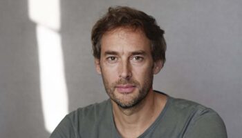 « Encore une journée divine » : Emmanuel Noblet porte à la scène, aux Bouffes Parisiens, un roman de Denis Michelis - Critique sortie Théâtre Paris Les Bouffes Parisiens