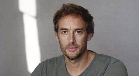 « Encore une journée divine » : Emmanuel Noblet porte à la scène, aux Bouffes Parisiens, un roman de Denis Michelis - Critique sortie Théâtre Paris Les Bouffes Parisiens