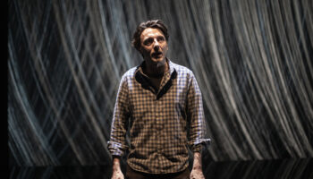 Laurent Meininger revient avec « La Question » d’ Henri Alleg avec Stanislas Nordey, un spectacle d’une remarquable intensité dramatique - Critique sortie Théâtre Paris Théâtre de la Concorde