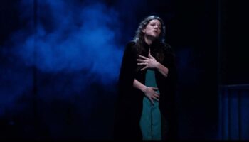 Philippe Calvario met en scène « Les Caprices de Marianne » de Musset, une cruelle ronde du désir interprétée avec talent et finesse - Critique sortie Théâtre Paris Les Gémeaux Parisiens