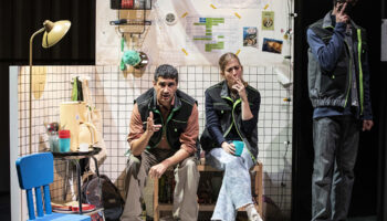 Avec « Mélancolikea (Comment meubler sa peine) » Maïanne Barthès signe une comédie existentielle - Critique sortie Théâtre Paris Les Plateaux Sauvages