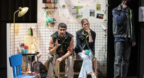 Avec « Mélancolikea (Comment meubler sa peine) » Maïanne Barthès signe une comédie existentielle - Critique sortie Théâtre Paris Les Plateaux Sauvages