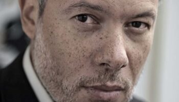 « Limbo », Victor de Oliveira explore, dans ce solo performatif, la notion d’altérité et les diverses perspectives de la mémoire coloniale - Critique sortie Théâtre Paris La Colline - Théâtre national