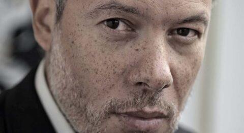 « Limbo », Victor de Oliveira explore, dans ce solo performatif, la notion d’altérité et les diverses perspectives de la mémoire coloniale - Critique sortie Théâtre Paris La Colline - Théâtre national