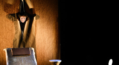 La Compagnie Cipango adapte Gros-Câlin signé Émile Ajar, fable intense sur une société déshumanisante - Critique sortie Théâtre Paris Théâtre du Chariot