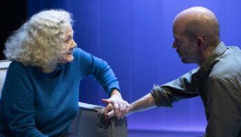 Fabien Gorgeart reprend « Les Gratitudes » de Delphine de Vigan avec la formidable Catherine Hiegel. - Critique sortie Théâtre Paris Théâtre du Petit Saint-Martin