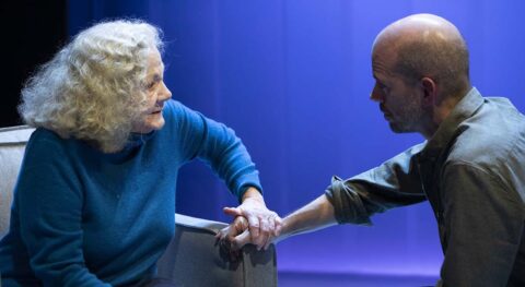 Fabien Gorgeart reprend « Les Gratitudes » de Delphine de Vigan avec la formidable Catherine Hiegel. - Critique sortie Théâtre Paris Théâtre du Petit Saint-Martin
