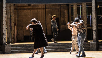 « Les idoles » de Christophe Honoré, un spectacle puissant qui donne la parole aux disparus pour célébrer la vie. - Critique sortie Théâtre Paris Théâtre de la Porte Saint-Martin