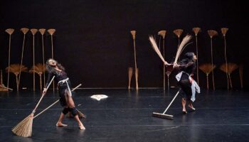 « Magic Maids », Venuri Perera et Eisa Jocson interrogent la représentation du balai comme prolongement du corps féminin. - Critique sortie  Cergy Points Communs – Nouvelle Scène nationale Cergy-Pontoise / Val d’Oise.