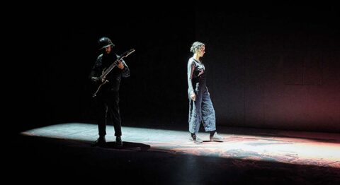 « Taire » de Tamara Al Saadi spectacle grand format qui s’empare sans peur du mythe d’Antigone - Critique sortie Théâtre Marseille La Criée - Théâtre National de Marseille