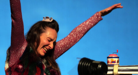 Sublime Virginie Colemyn dans « À cheval sur le dos des oiseaux » de Céline Delbecq, dans la mise en scène de Pauline Hercule et Pierre Germain - Critique sortie Théâtre Villeurbanne Le Théâtre National Populaire