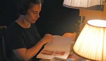 Avec « Dear Laila » Basel Zaara passe par l’intime pour explorer les conséquences de l’exil - Critique sortie  Cergy Points Communs – Nouvelle Scène nationale Cergy-Pontoise / Val d’Oise.