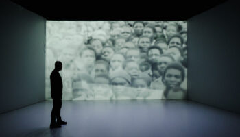 Victor de Oliveira a écrit et interprète «  Limbo », autofiction d’une humanité bouleversante - Critique sortie Théâtre 75020 Paris La Colline – Théâtre National