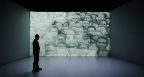 Victor de Oliveira a écrit et interprète «  Limbo », autofiction d’une humanité bouleversante - Critique sortie Théâtre 75020 Paris La Colline – Théâtre National