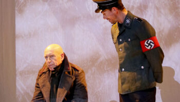 Gerold Schumann met en scène Vie et destin, adapté avec René Fix du chef-d’œuvre de Vassili Grossman, intense et poignante exploration des rouages totalitaires - Critique sortie Théâtre Alfortville Théâtre studio Alfortville