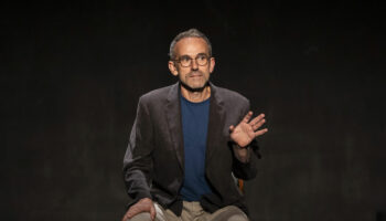 Yves Heck interroge la sexualité hétéronormée dans « Au-delà de la pénétration », manifeste de Martin Page - Critique sortie Théâtre Paris Le Théâtre de la Concorde