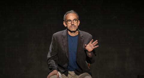 Yves Heck interroge la sexualité hétéronormée dans « Au-delà de la pénétration », manifeste de Martin Page - Critique sortie Théâtre Paris Le Théâtre de la Concorde