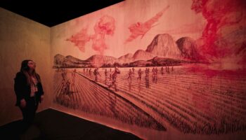 Marc Lainé crée « Entre vos mains », une exposition-spectacle déambulatoire singulière - Critique sortie Théâtre Gennevilliers T2G - Théâtre de Gennevilliers
