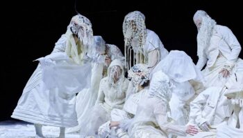 « MONUMENT 0.10 : THE LIVING MONUMENT » : une expérience sensorielle imaginée par Eszter Salamon - Critique sortie Danse Paris Théâtre de la Ville-Sarah Bernhardt