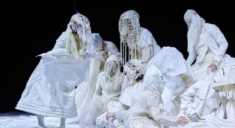 « MONUMENT 0.10 : THE LIVING MONUMENT » : une expérience sensorielle imaginée par Eszter Salamon - Critique sortie Danse Paris Théâtre de la Ville-Sarah Bernhardt