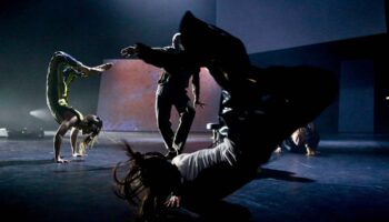 Dans « Infamous Offspring » Wim Vandekeybus réincarne les dieux de l’Olympe avec une vitalité rare - Critique sortie  Paris La Villette