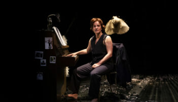 Kelly Rivière crée « La Vie Rêvée », un seule en scène brillant - Critique sortie Théâtre 75020 Paris Les Plateaux Sauvages