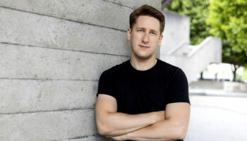 Joshua Weilestein  et l’ONLille rendent  hommage aux victimes du nazisme avec « Un survivant de Varsovie » de Schoenberg et « la Symphonie n°13 » de Chostakovich - Critique sortie Classique / Opéra Paris Philharmonie de Paris- Grande salle Pierre Boulez