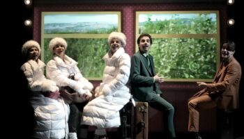 Frédérique Lazarini met en scène « Le Voyage de Monsieur Perrichon » de Labiche : une réussite tout en réjouissante fantaisie - Critique sortie Théâtre Paris Théâtre Artistic Athévains
