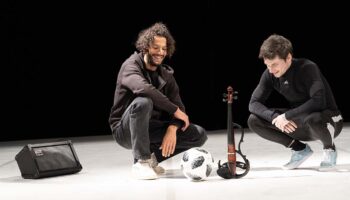 Avec « °Up », Fouad Boussouf fusionne le ballon et le violon. - Critique sortie  Magny-les-Hameaux Théâtre de Saint-Quentin-en-Yvelines