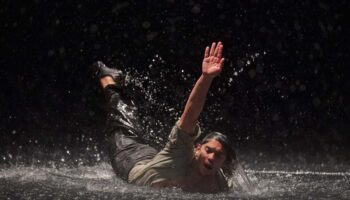 Les trombes d’eau de « Vollmond » de Pina Bausch s’abattent sur le Théâtre de la Ville. - Critique sortie Danse Paris Théâtre de la Ville