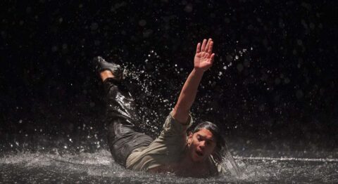 Les trombes d’eau de « Vollmond » de Pina Bausch s’abattent sur le Théâtre de la Ville. - Critique sortie Danse Paris Théâtre de la Ville