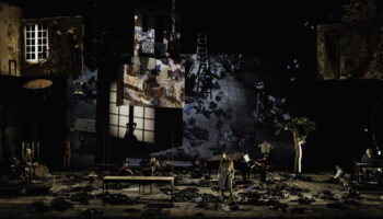 Amos Gitaï crée « Golem », une pièce mémorable qui allie de manière poignante puissance sensorielle et vigueur du verbe - Critique sortie Théâtre Paris La Colline – Théâtre National