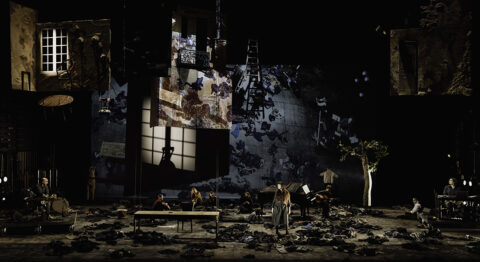 Amos Gitaï crée « Golem », une pièce mémorable qui allie de manière poignante puissance sensorielle et vigueur du verbe - Critique sortie Théâtre Paris La Colline – Théâtre National