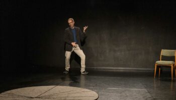 « Au-delà de la pénétration », un seul en scène déconstruit signé Yves Heck, d’après le manifeste de Martin Page - Critique sortie Théâtre Paris Le Théâtre de la Concorde