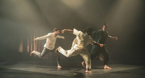 Raphaëlle Boitel crée « KA-IN » avec le Groupe Acrobatique de Tanger, une microsociété tout en paradoxes - Critique sortie Cirque Caen le Carré-Colonnes