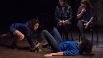 Lisa Guez nous entraîne avec  « Les Femmes de Barbe Bleue » dans une farandole d’existences étouffées - Critique sortie Théâtre Paris Théâtre de Belleville