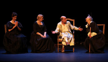 « Les Femmes Savantes » de Christian Schiaretti, une partition truculente où résonne l’acuité de la langue - Critique sortie Théâtre Amiens La Comédie de Picardie