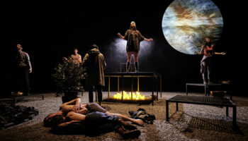 Laëtitia Guédon met en scène « Même si le monde meurt », un geste cérémoniel d’une grande beauté - Critique sortie Théâtre Paris La Tempête - Cartoucherie