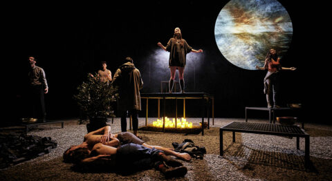 Laëtitia Guédon met en scène « Même si le monde meurt », un geste cérémoniel d’une grande beauté - Critique sortie Théâtre Paris La Tempête - Cartoucherie