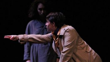Avec « P’tit Jean le Géant », Simon Pitaqaj parle de la guerre et de ses blessures : une pièce magnifique ! - Critique sortie Théâtre Bagnolet Théâtre Le Colombier