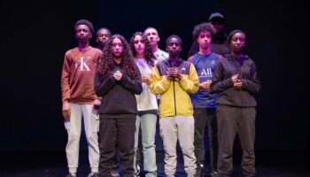 Nous sommes là tisse des liens, à Cergy-Pontoise, entre théâtre, jeunesses et territoires - Critique sortie  Cergy-Pontoise Points Communs – Nouvelle Scène nationale Cergy-Pontoise / Val d’Oise.