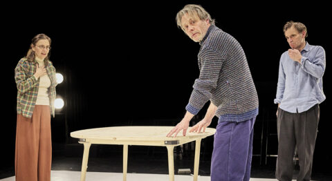 Sébastien Derrey met en scène « Théâtre et amitié (triptyque) » de Nicolas Doutey, au cœur d’une étrangeté concrète et d’une fantaisie insaisissable - Critique sortie Théâtre Paris Théâtre ouvert